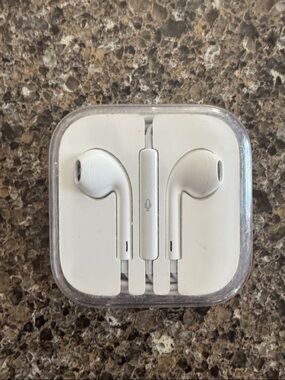 NEW Wired Apple White EarPods with volume and Mic on cord